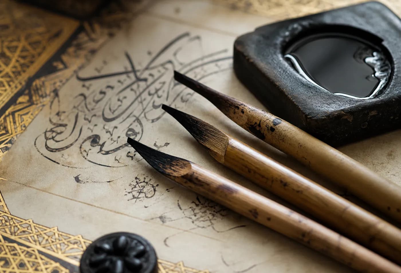 أدوات الخط العربي والحبر على ورق قديم